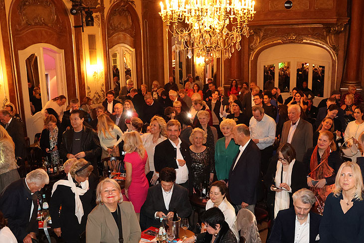 Sarah Laux begeisterte am 26.02.2024 im Silbersaal des Deutschen Theater die Gäste (©Foto: Martin Schmitz)
